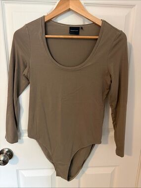 Richer Poorer Long-Sleeve Scoop Neck Bodysuit - Taupe Green